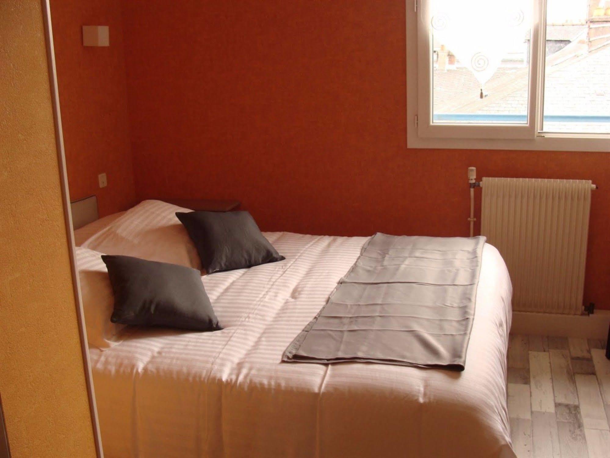 Hotel Le Flaubert Fougeres Ngoại thất bức ảnh