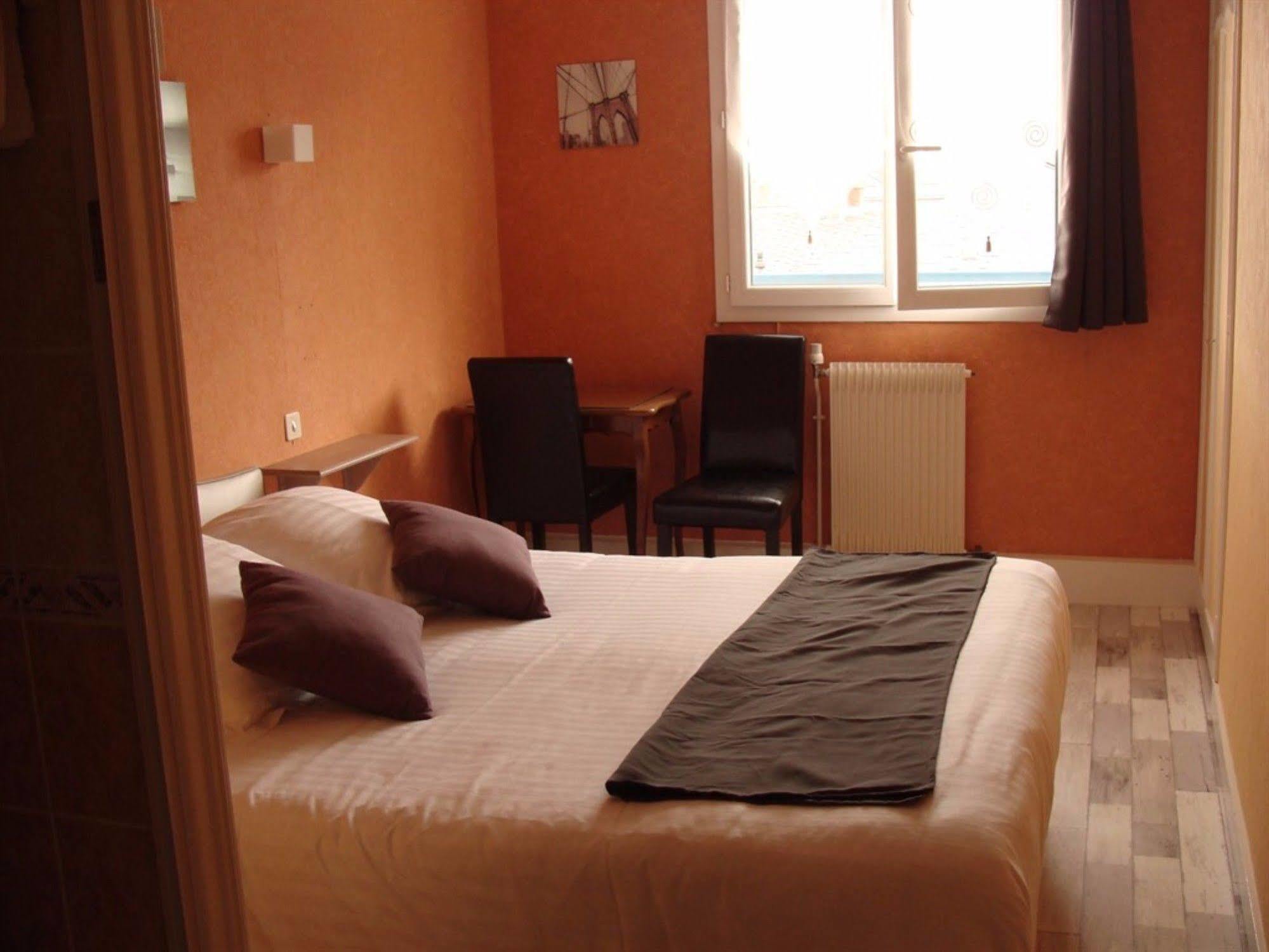 Hotel Le Flaubert Fougeres Ngoại thất bức ảnh