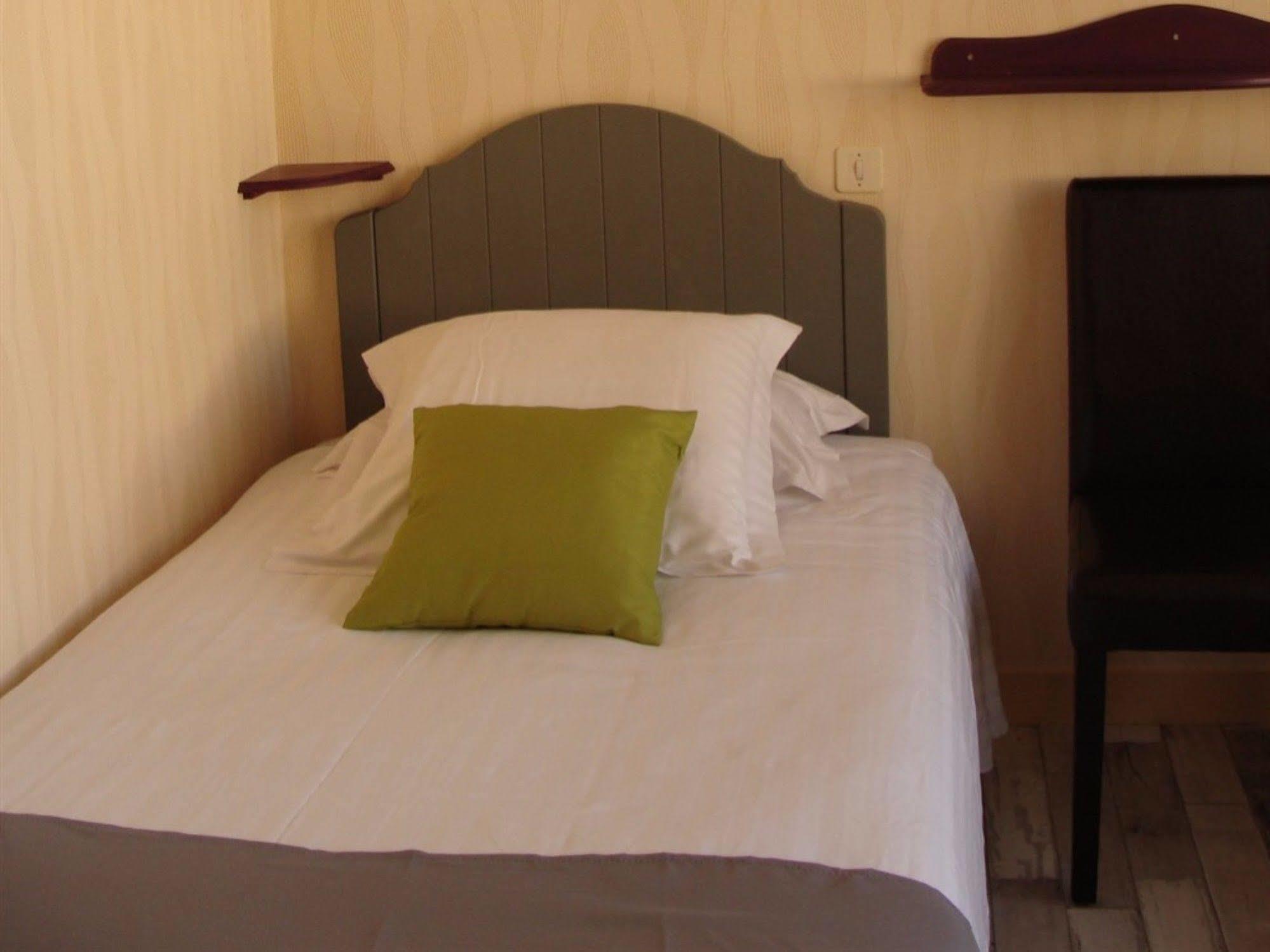 Hotel Le Flaubert Fougeres Ngoại thất bức ảnh