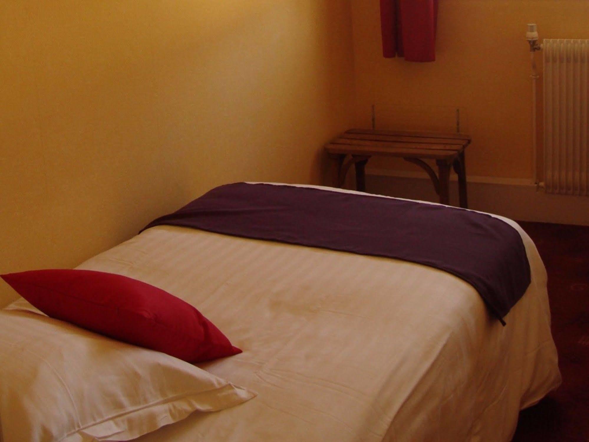 Hotel Le Flaubert Fougeres Ngoại thất bức ảnh